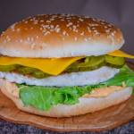 Чикен бургер с мариновавнными огурцами